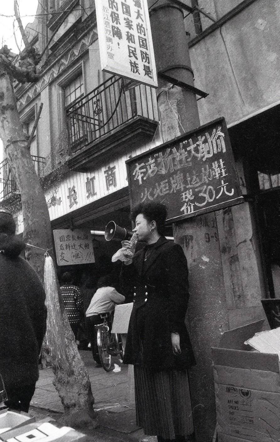 晚清残酷刑罚老照片：骑木驴游街的妇女，被当众千刀万剐的死刑犯