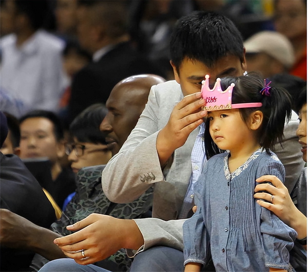 姚明和妻子的爱情故事,姚明和妻子叶莉图文