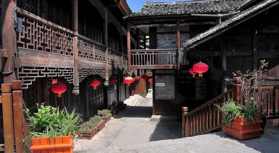 踏迹寻音:“东南佳山水武陵花雨深”的重庆黔江