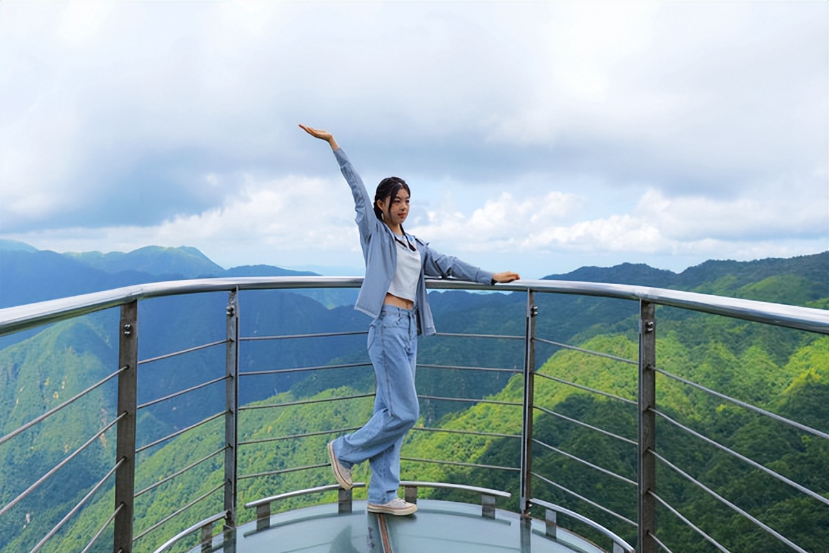 羊狮慕与张家界哪个好,江西明月山和羊狮慕哪个更值得去