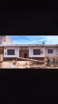 “旁边女生裤兜里的东西要掉了，该怎么提醒她呢？”哈哈哈哈哈