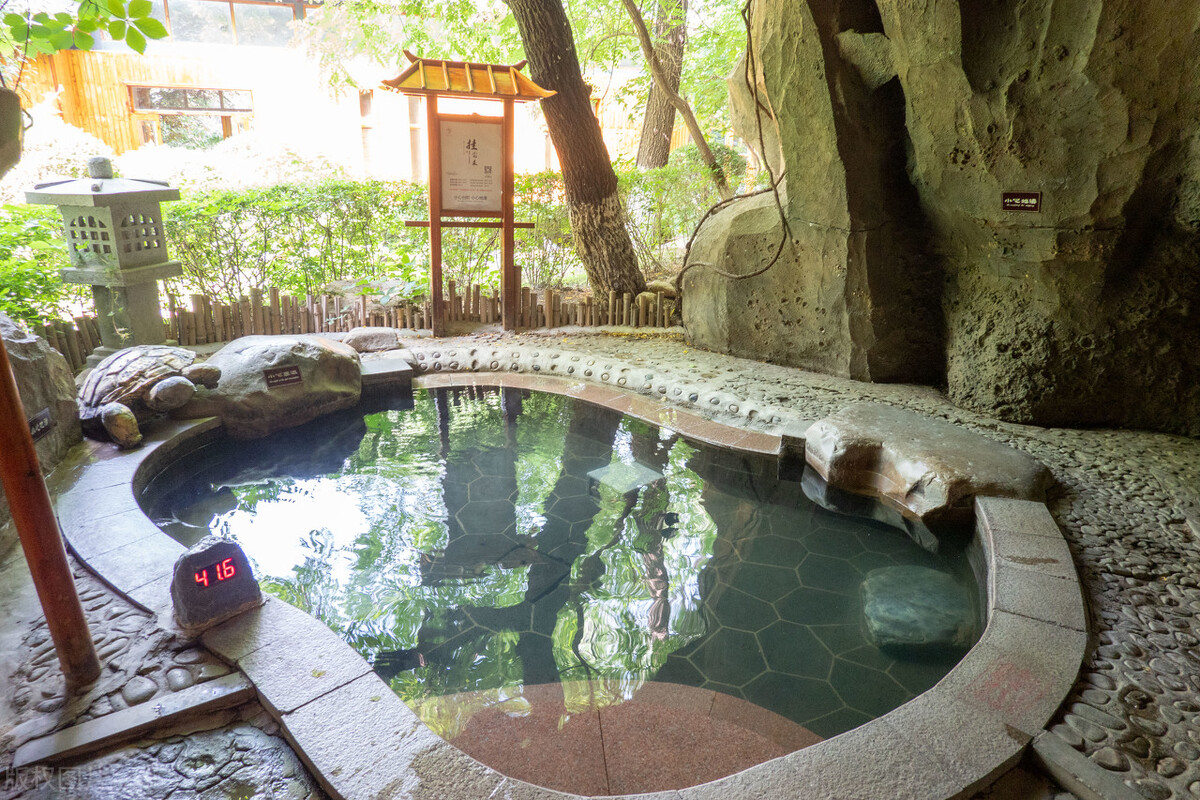 冬天哪里温泉度假村最好,泡温泉地方推荐室内温泉