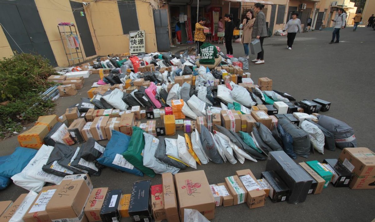 男子收到快递,男子收到一份快递打开后没有在意