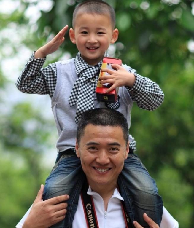 汶川地震中的3岁敬礼娃娃,汶川地震敬礼娃娃完整视频