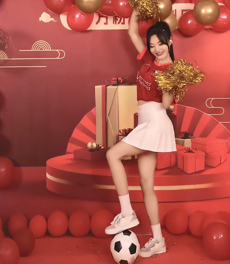 网红唐小鱼为世界杯预热，穿球服配百褶裙被嘲装嫩，网友：拉黑