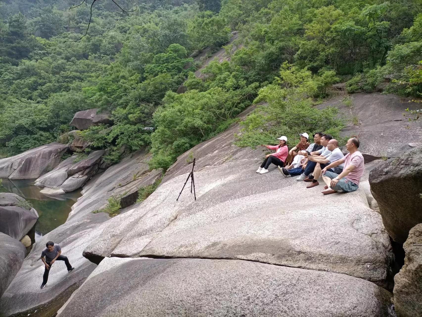 他不仅仅是古琴大师,他还是画家、篆刻家、书法家,二