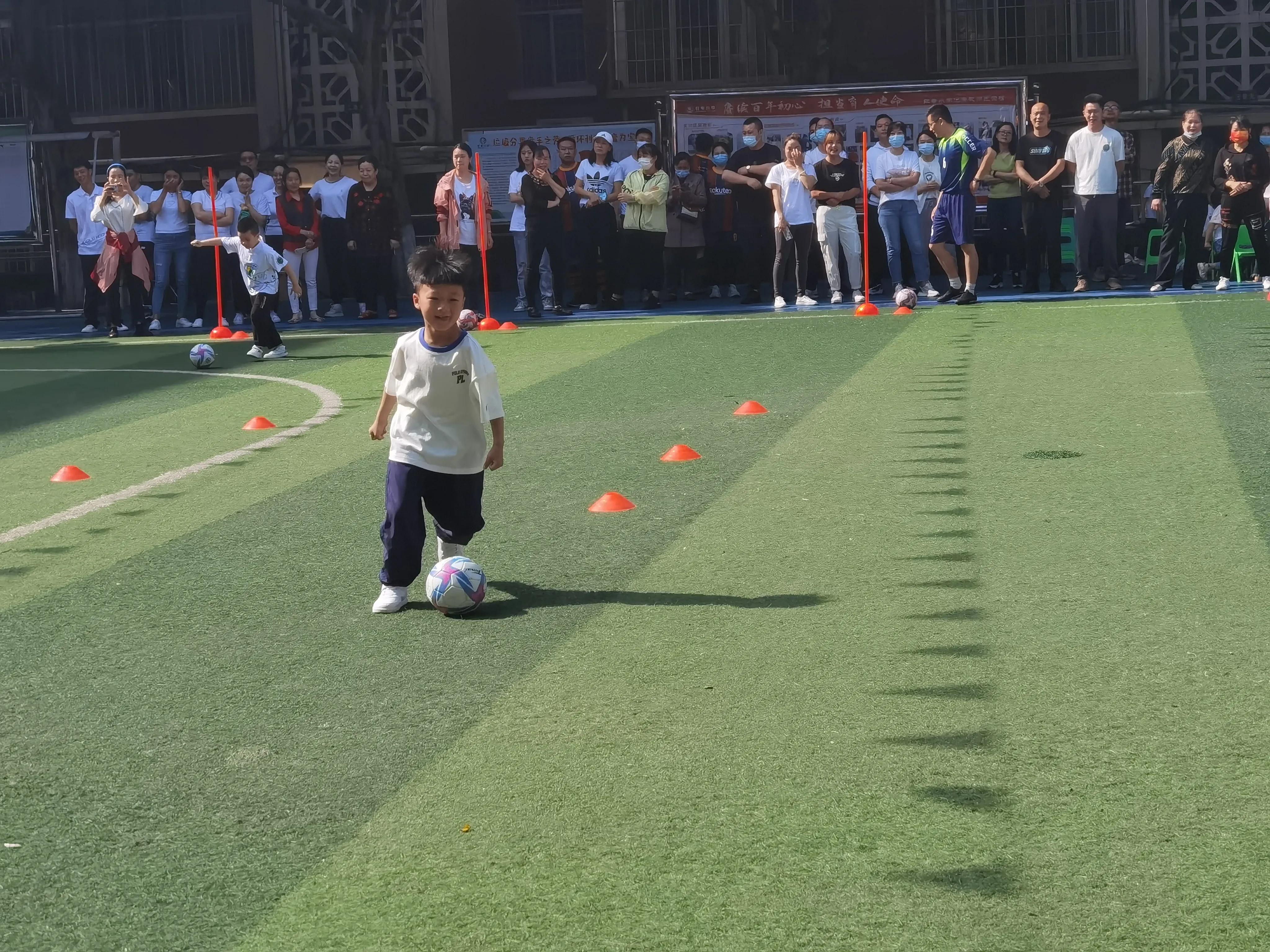 幼儿园足球课小小足球员,幼儿园小学足球比赛