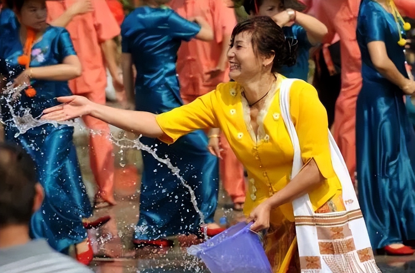 网友质疑泼水节,泼水节是娱乐活动吗