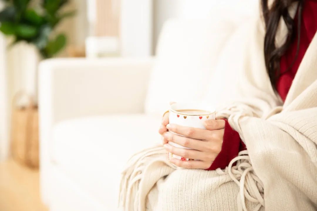 宝妈产后总冒汗怎么回事,产后妈妈畏寒怕冷怎么回事