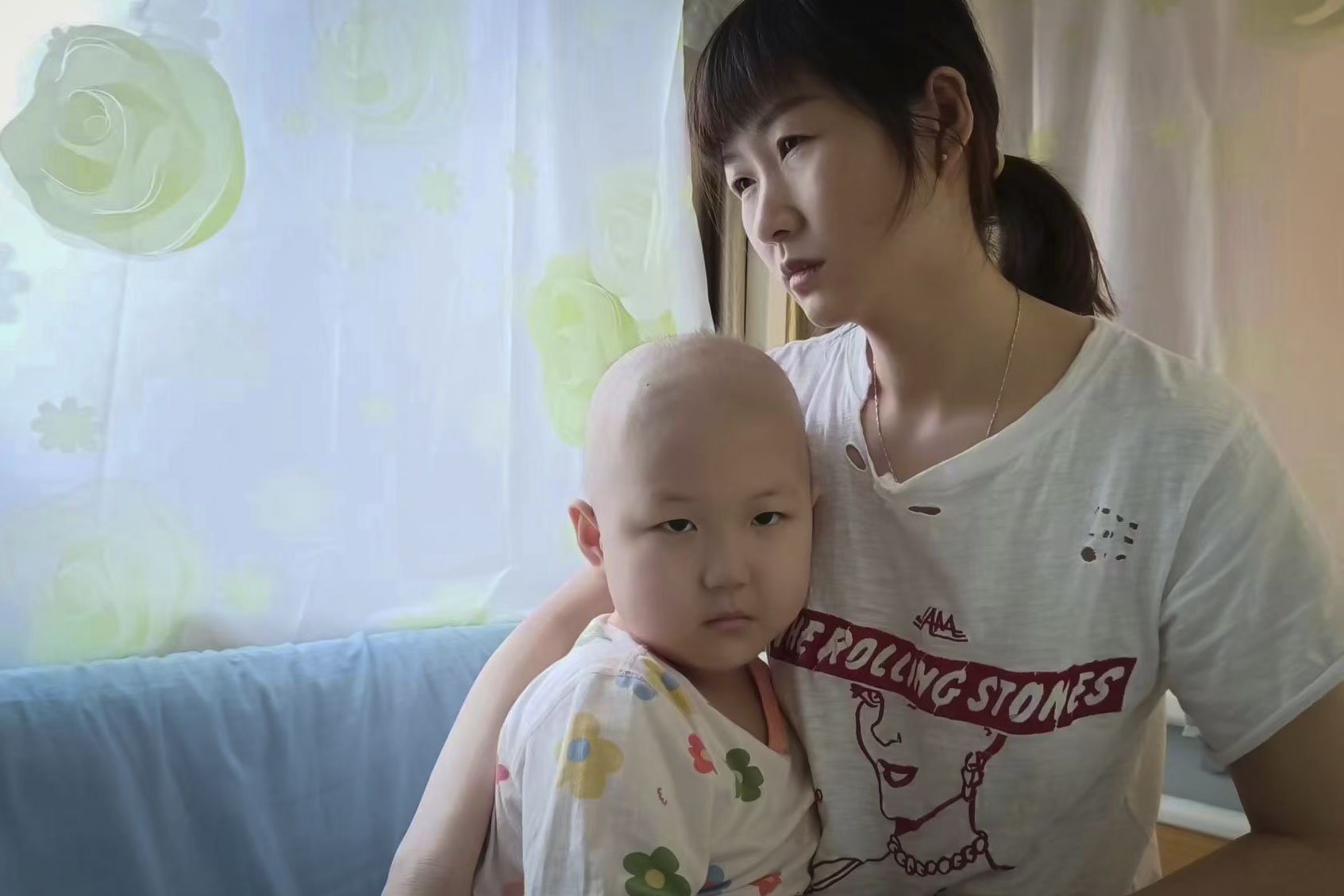 六岁小孩手指起水泡一碰很疼,五岁女童手指有严重倒刺