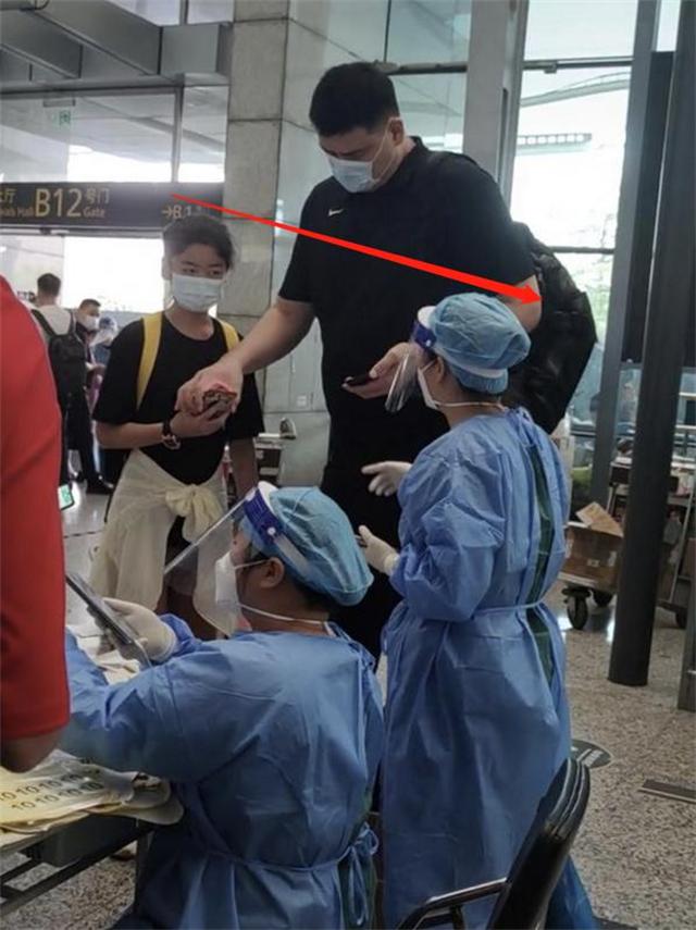 姚明和妻子叶莉近照 (姚明老婆叶莉个人资料简介)