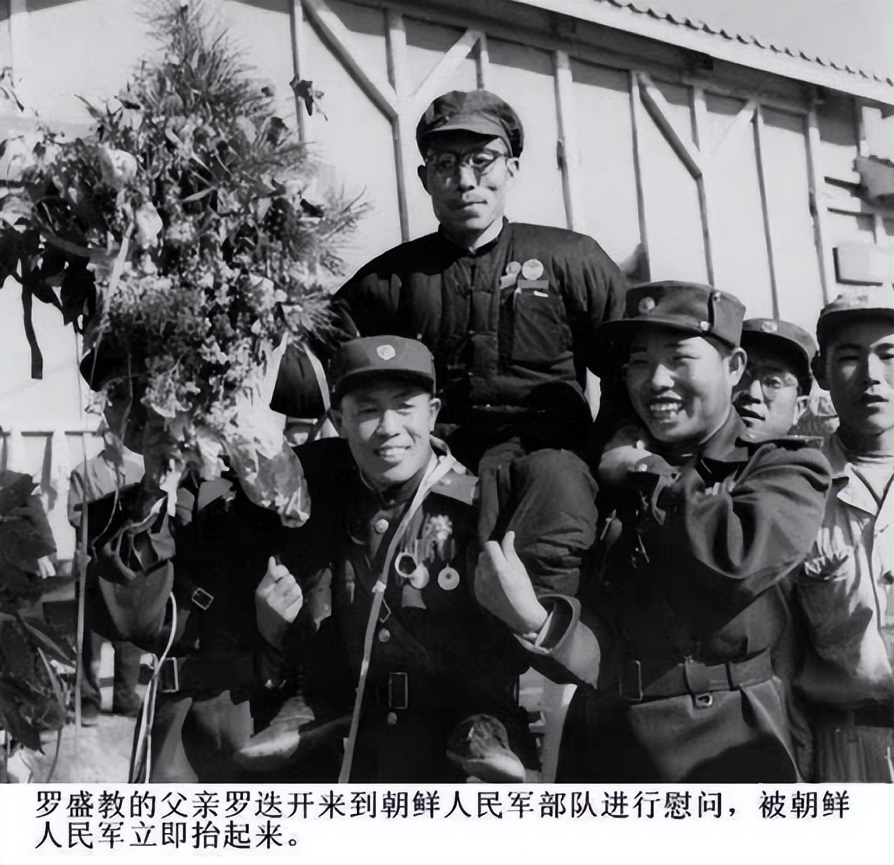 今天是罗盛教牺牲71周年，他从冰下救的朝鲜少年崔莹后来如何？