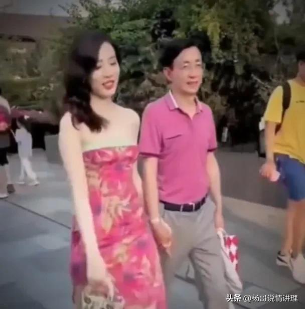 成都董小姐现在怎么样了,董小姐牵手门