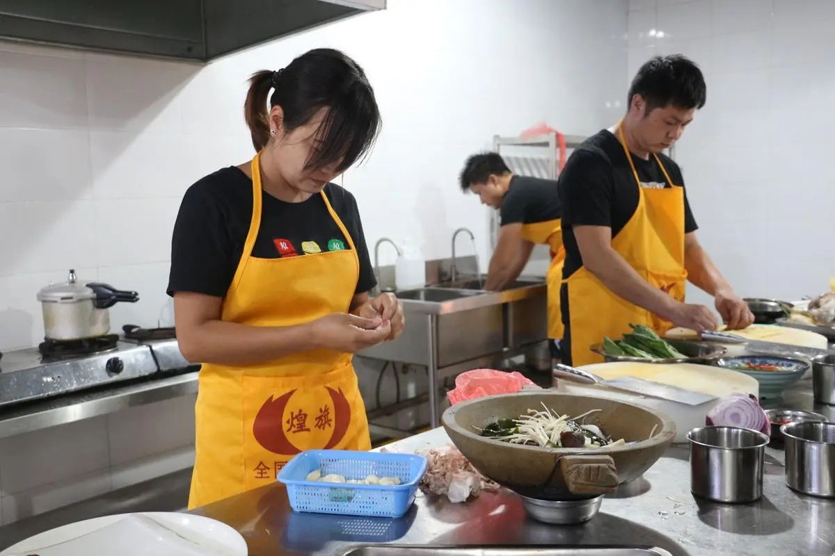 95后夫妻摆摊日入9000元,夫妻摆摊日入9000元被质疑