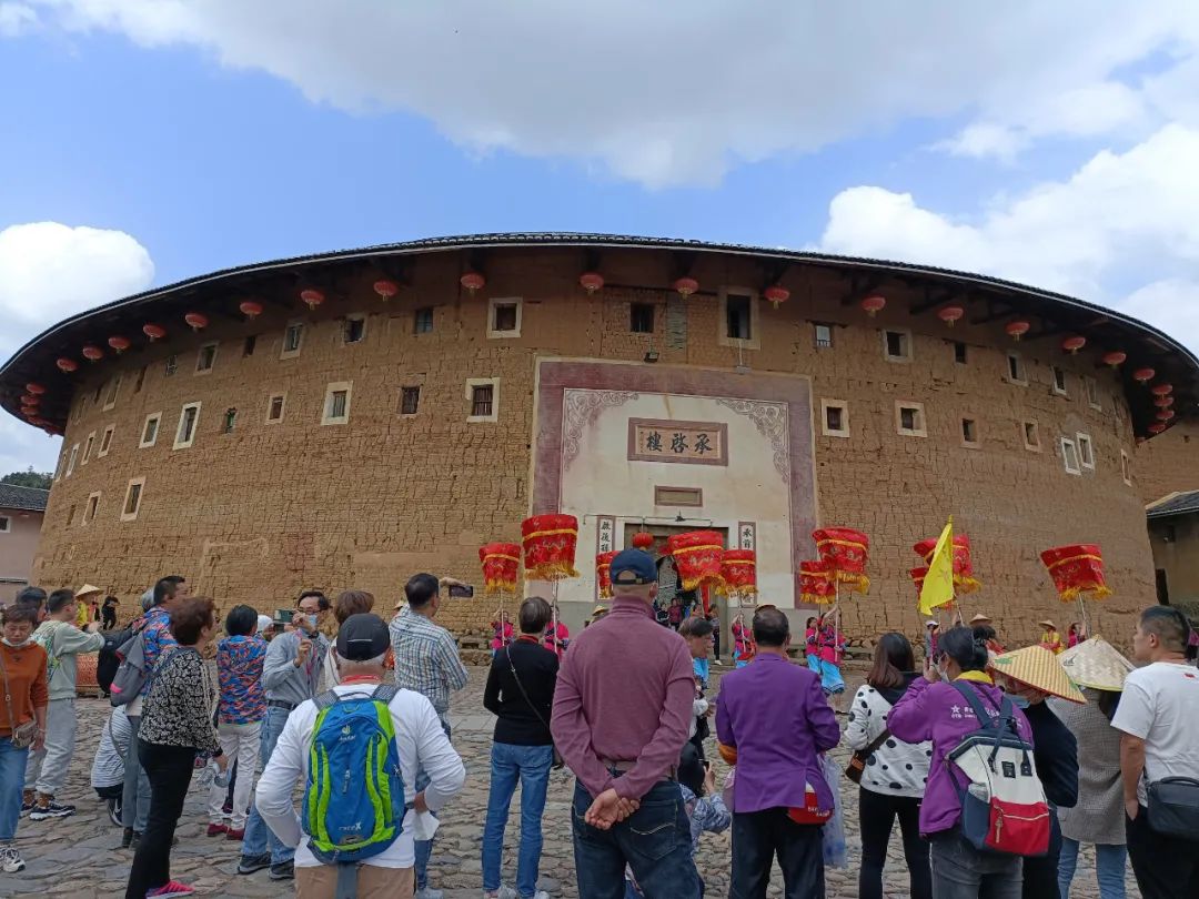 春暖花开游龙岩|永定土楼景区喜迎首个入境旅游团