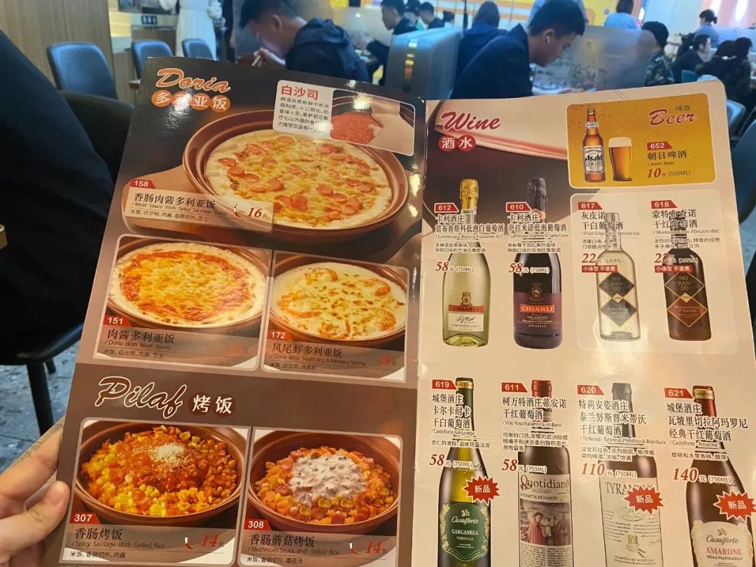 6元一杯，在“意大利沙县”萨利亚，年轻人做快乐酒鬼