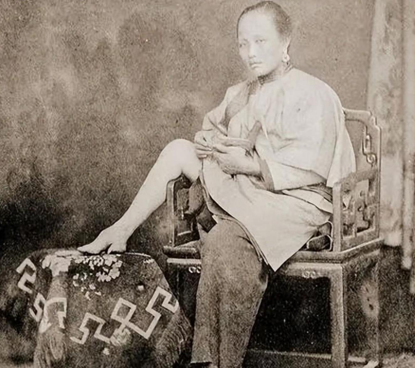 封建社会女人为什么裹小脚,封建时期女性裹小脚的影响