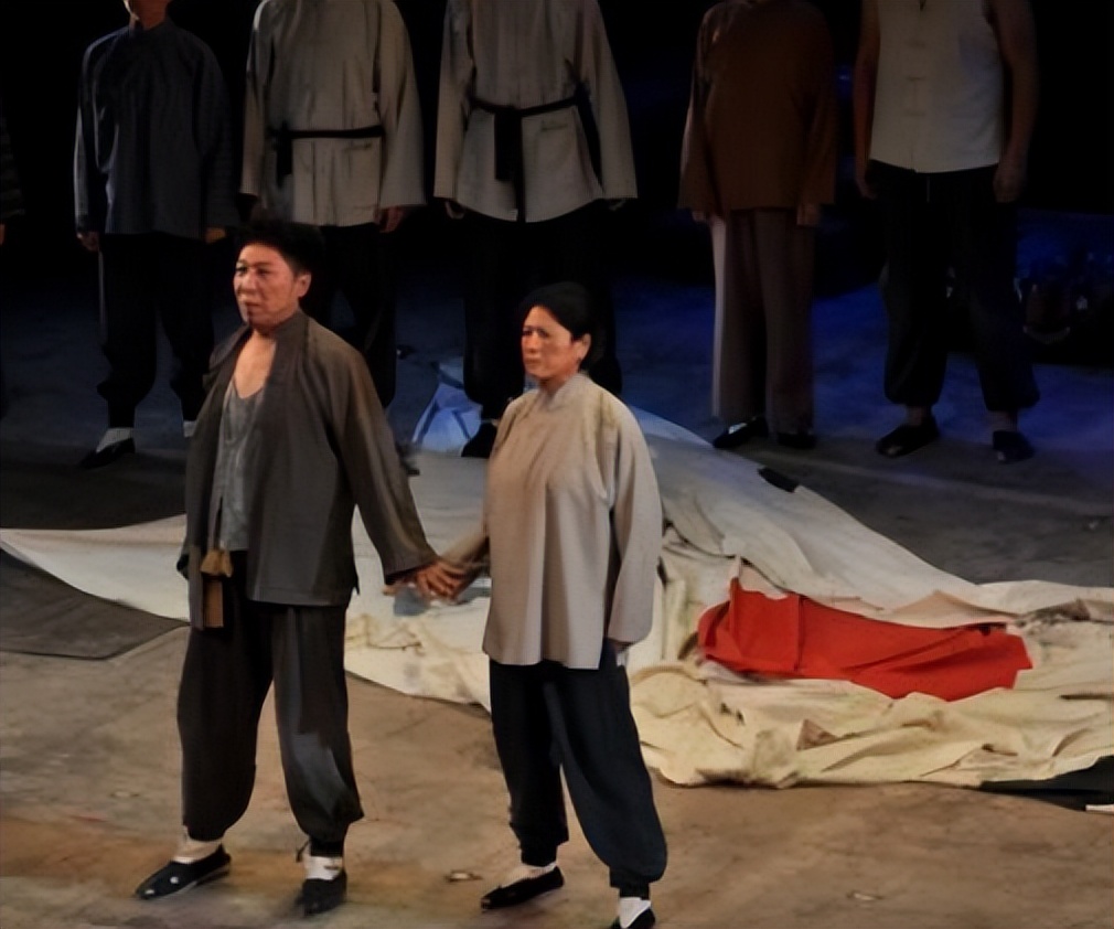 《生死场》：为一块钱，寡妇上门给单身汉缝衣服，失去了清白