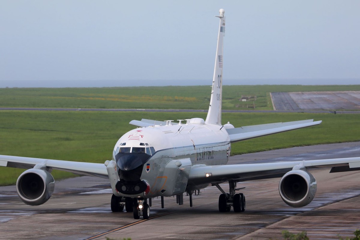 东航首架C919刚刚起飞，美侦察机高调逼近，距浦东机场不到89海里