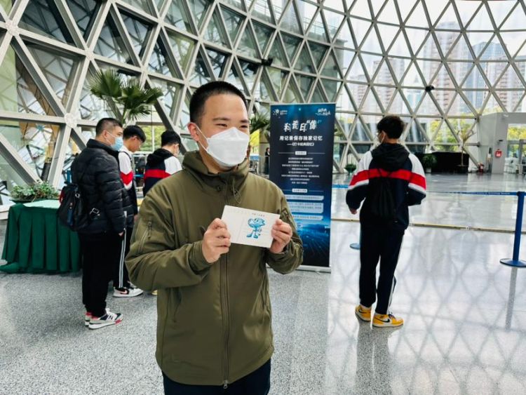 闭馆升级前的最后一天，上海科技馆内充满不舍与期待