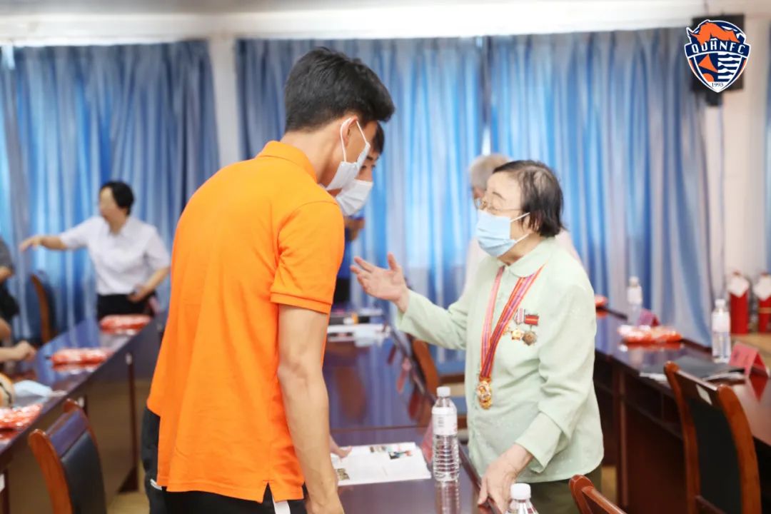 永远的第12人丨许英行奶奶：抗美援朝老英雄与青岛足球的不解之缘