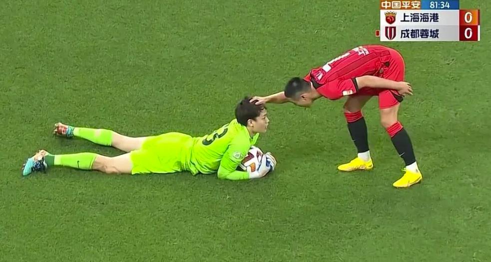 上海海港队的武磊图片,海港队武磊十三轮参加比赛吗