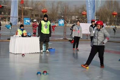 让孩子们尽情地感受下玩雪的乐趣,感受冰雪魅力体验冰雪乐趣