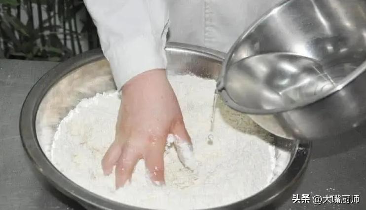 擀饺子皮的小技巧,擀饺子皮时用什么粉才不会粘