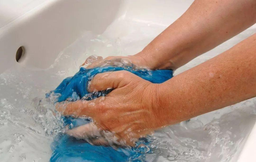 男性短裤老是湿湿的有异味,男性全身感觉潮湿什么情况