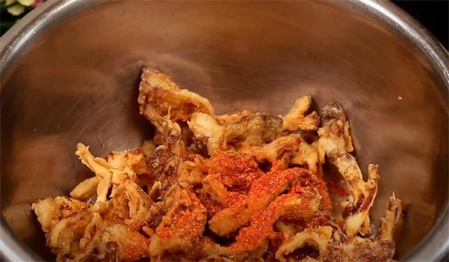 炸蘑菇用面粉还是淀粉,炸蘑菇到底用面粉还是淀粉