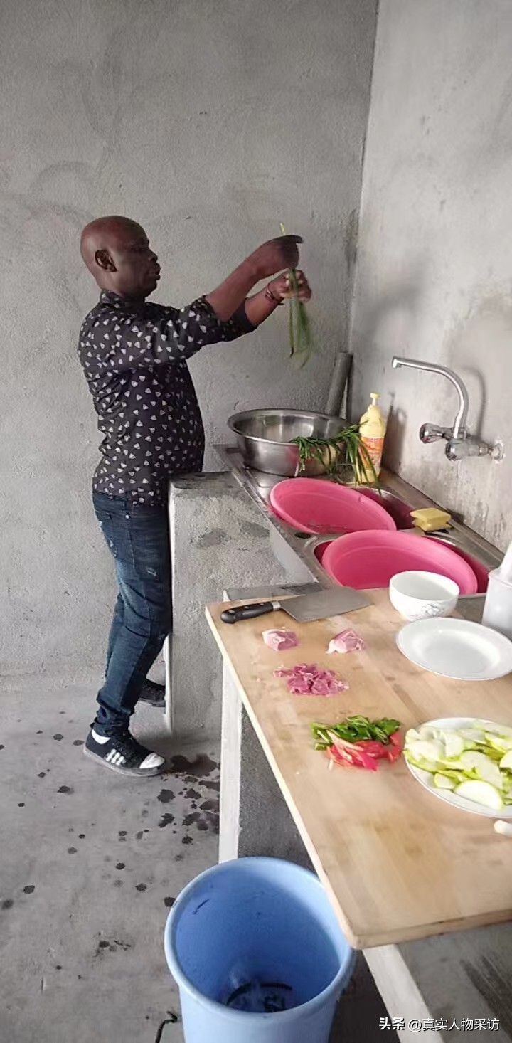 我吉林人,23岁到安哥拉务工,这里女多男少,竟可以娶四五个老婆