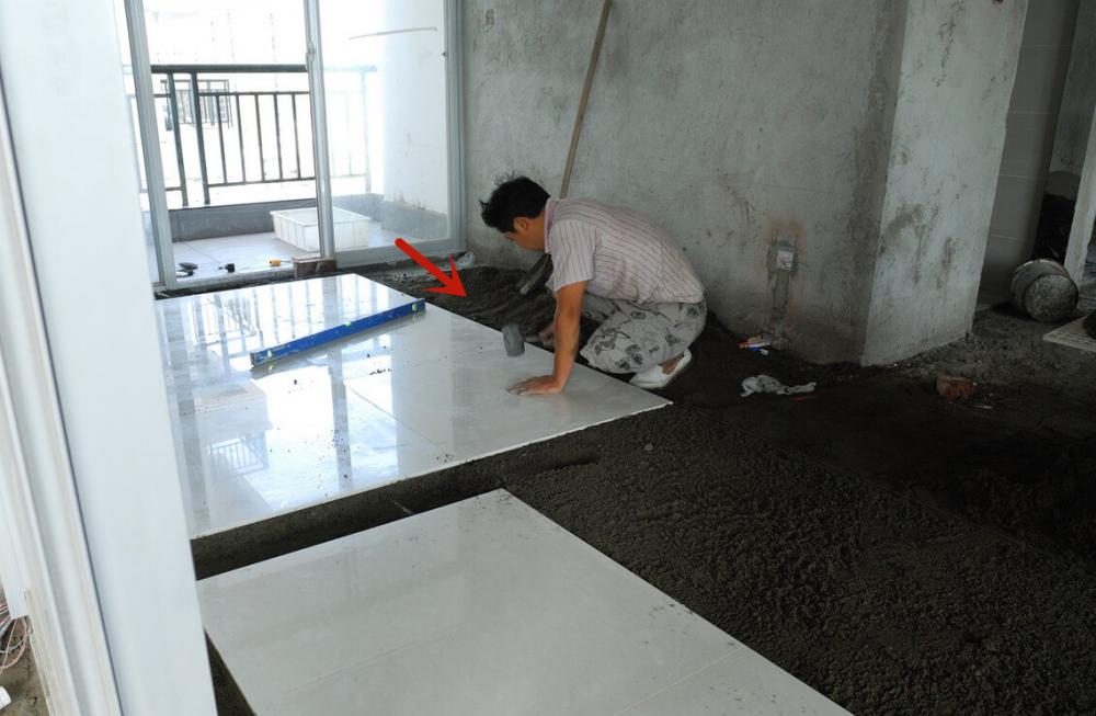 瓷砖胶和水泥砂浆贴瓷砖哪种好,贴瓷砖用瓷砖胶贴还是用水泥贴好