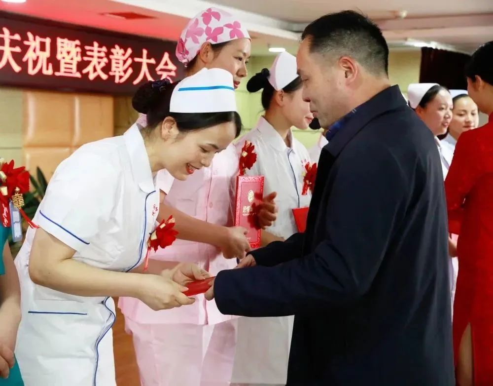 发展护士队伍改善护理服务演讲稿,发展护士队伍改善护理服务黑板报