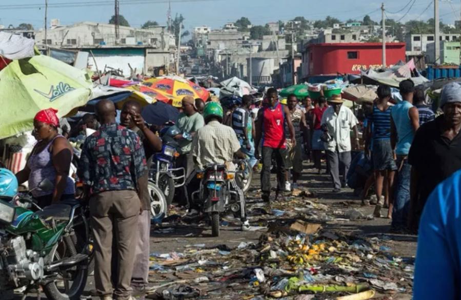 穷国地狱之船！无水无电无厕所，2000人挤爆还在上面生孩子