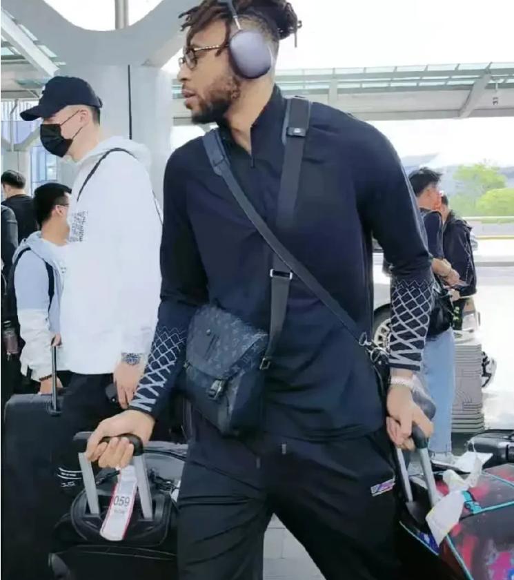 盘外招？辽篮抵达杭州，浙江接待被批，安排的车太小还迟到半个钟