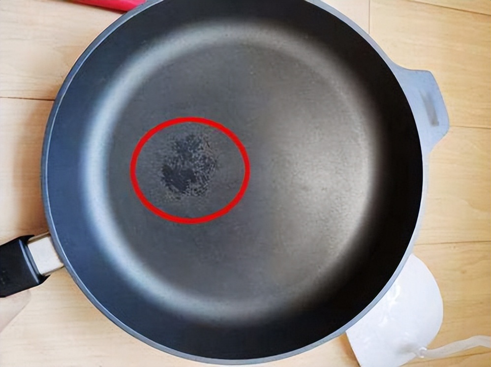 不粘锅涂层轻微刮出条印有毒吗,不粘锅涂层危害视频