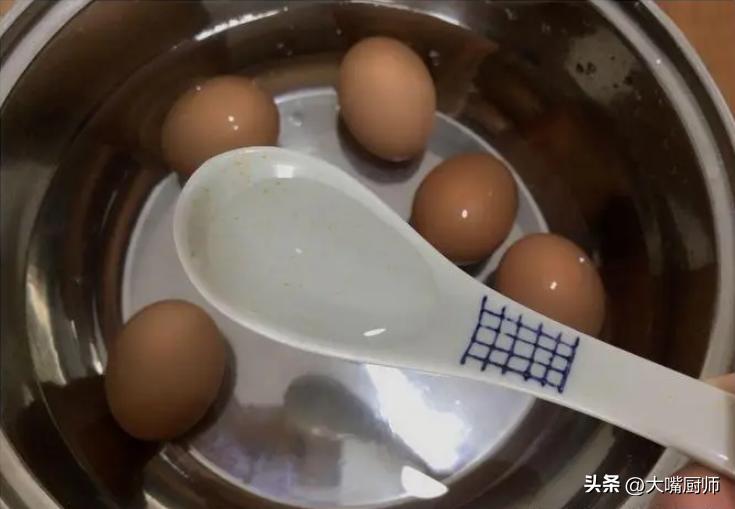 煮鸡蛋时千万别急下锅学会这样做,怎么煮鸡蛋才是正确方法
