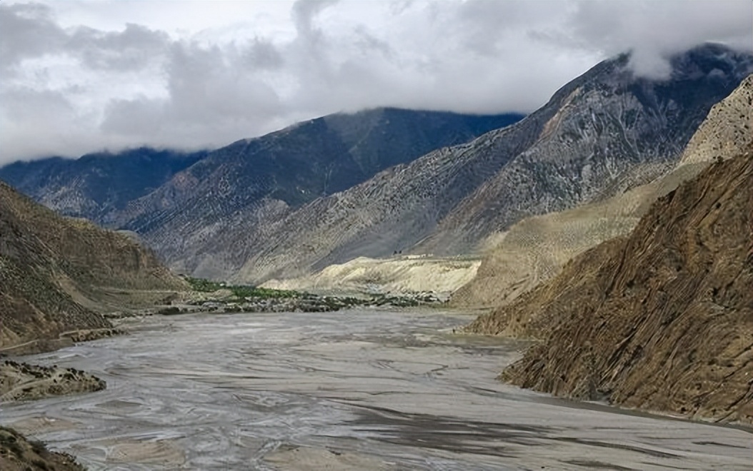 卡利甘达基峡谷深度,尼泊尔的卡利甘达基峡谷