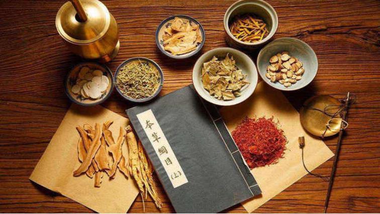 男性大量阴虱和虫卵,男子腹部痒