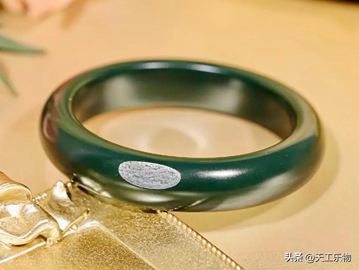 和田玉肉眼看有很多棉的手镯好吗,玉器店有玉手镯卖吗