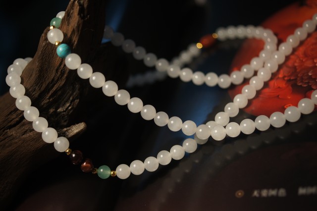 和田白玉泛黄还是泛青好,佩戴和田白玉对身体有什么好处