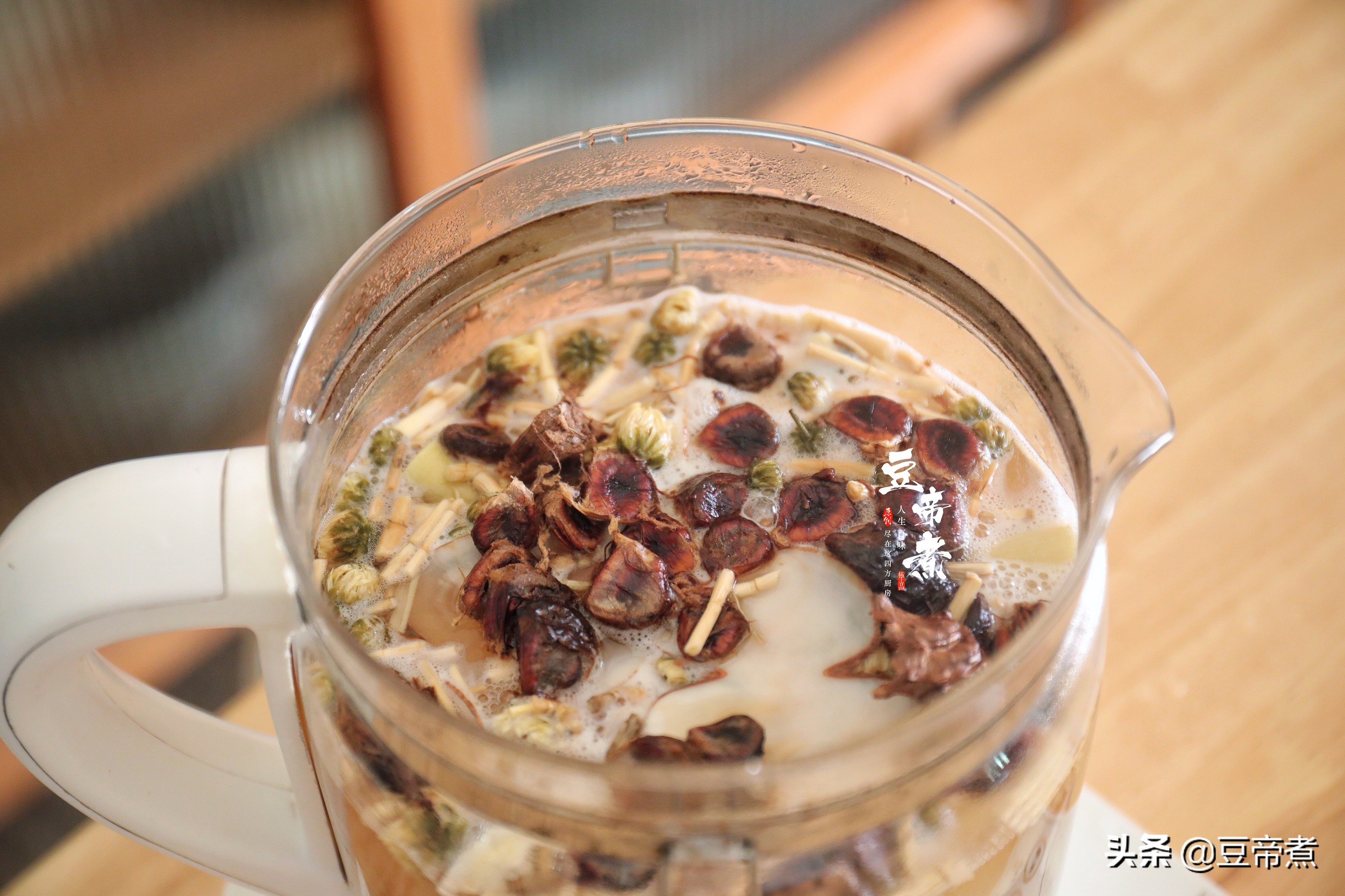 上火煮这种汤比喝任何凉茶都管用,放养生壶保温的水喝了会不会上火