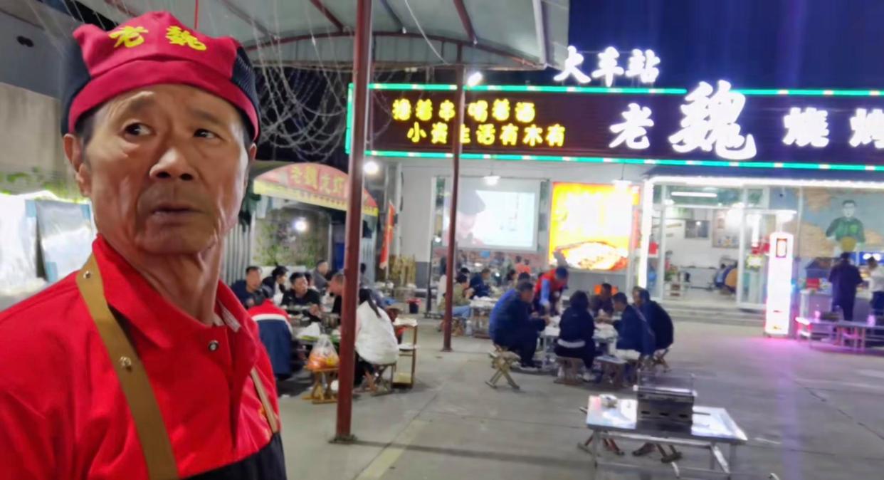 终于知道淄博的烧烤为什么那么火,老外知不知道淄博烧烤火的原因