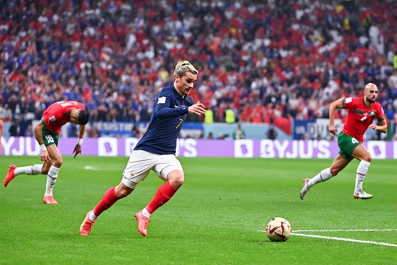 格列兹曼进球后示爱女友,格列兹曼示爱妻子