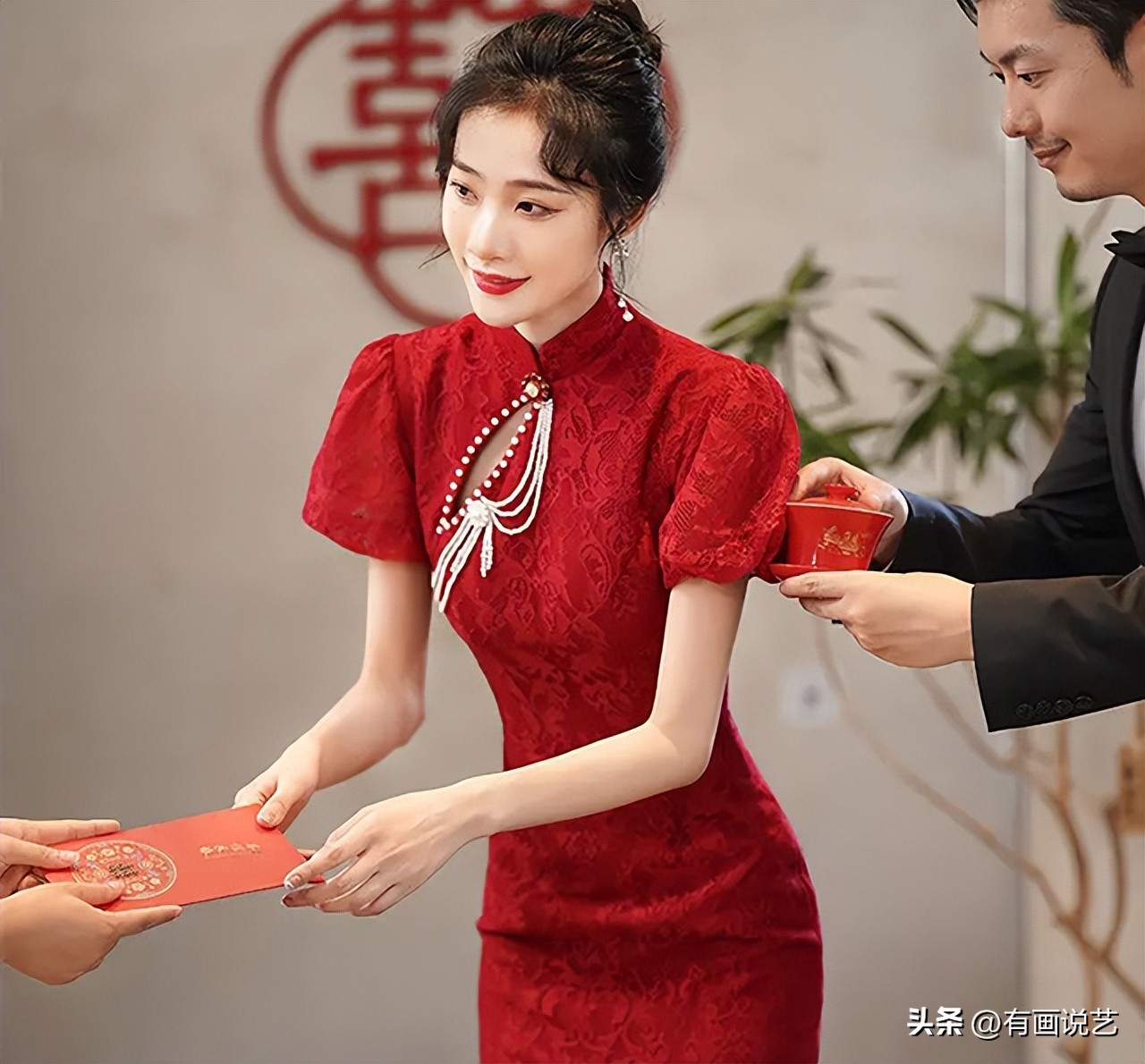 本命年兔年红色羽绒服短款,2023年兔年本命年穿什么颜色衣服