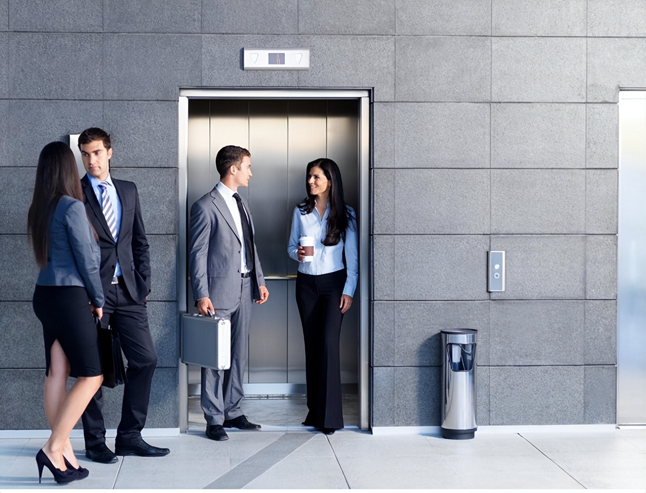 实验告诉你电梯门感应有盲区,实测电梯感应有盲区