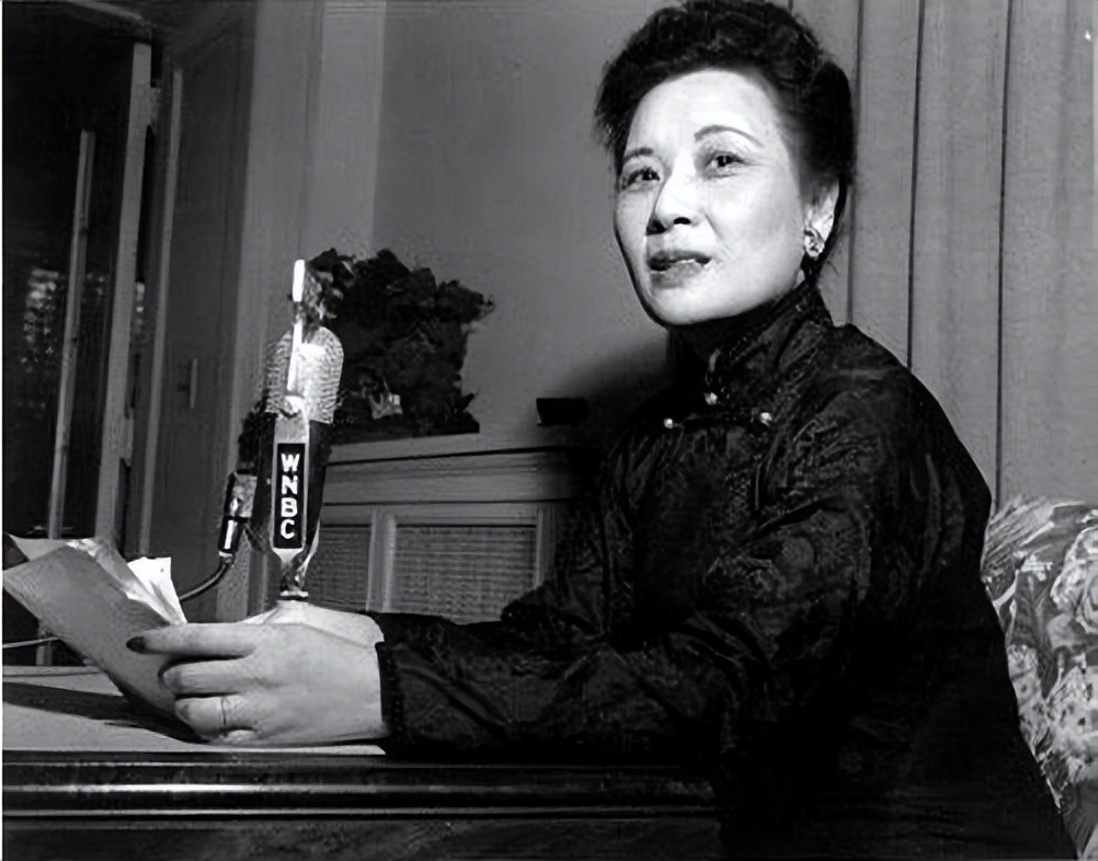 那些赞扬宋美龄的人都是谁？中国第一夫人的称号她配吗？