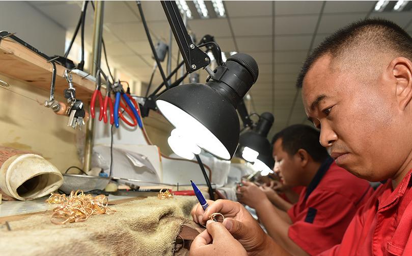 首饰厂打杂工一般一个月工资多少,在深圳首饰加工厂上班有前途吗