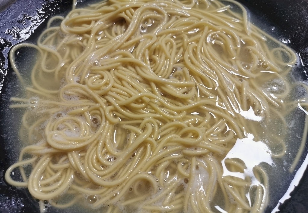 买的湿面条煮不烂还很硬怎么回事,湿面条为什么煮不烂