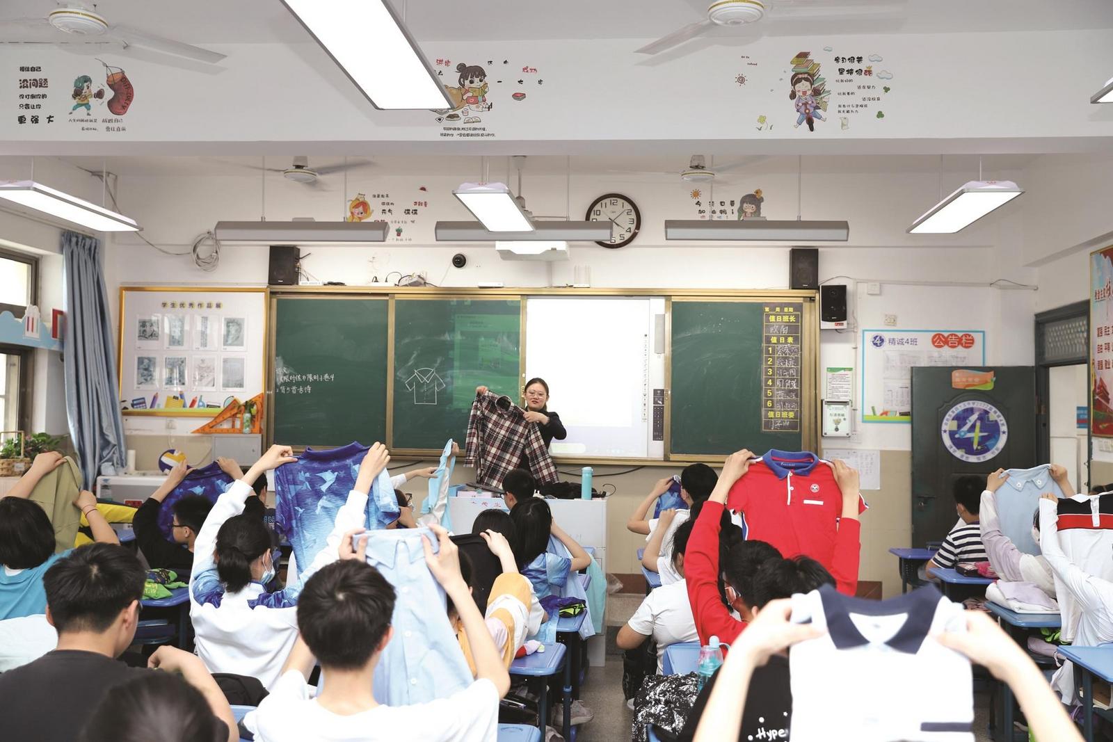 “我和*党**旗合个影,*党**的光辉照我心”皖投服务公司*党**支部开展庆七一·*党**旗红系列活动